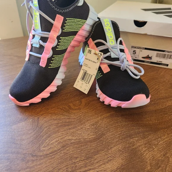 Adidas Kaptir Flow Size 5 youth, fits 6.5 Women's NEW IN THE BOX Adidas Kaptir Flow Size 5 youth, fits 6.5 Women's NEW IN THE BOX